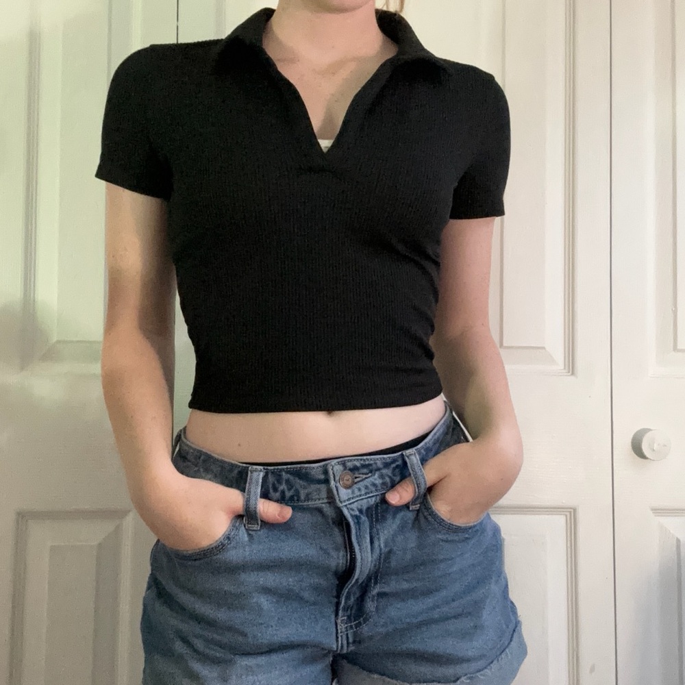 Black, Ribbed, Collared Hollister Crop Tee